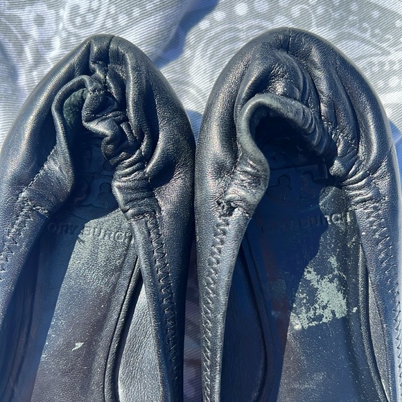 Tory Burch Black Flats Sz 5 Gold Logo - Picture 13 of 16